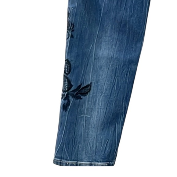 Chico’s 0.5(6) Platinum Denim Collection
Sequin/Floral Embroidery Skimmer Jean - Picture 6 of 9